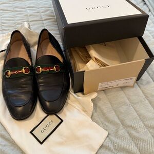 Gucci Women's Black Leather Loafers with Green and Red Detail